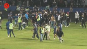 Kanjuruhan Stadyumu, 1 Ekim 2022; izdiham öncesinde sahadaki taraftarlar, Antara TV görüntüsü (arşiv/temsili fotoğraf)