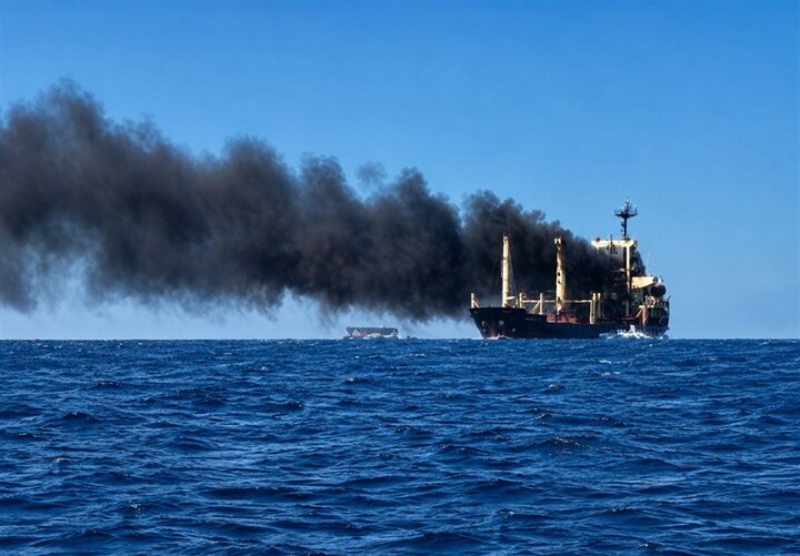 Hormuz Boğazı'nda bir tanker daha vuruldu; Ambrey