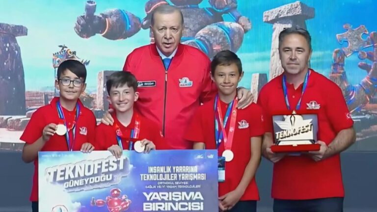 Çorumlu öğrenciler ödülünü Cumhurbaşkanı Erdoğan’ın elinden aldı