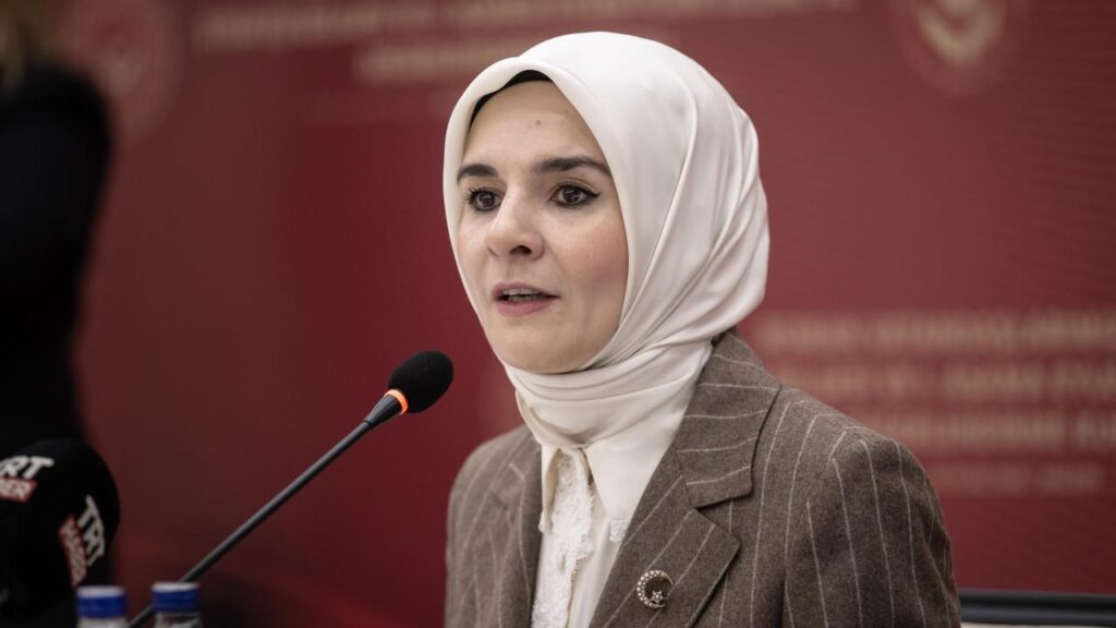 Bakan Göktaş’tan fon iddialarıyla ilgili isimlere suç duyurusu