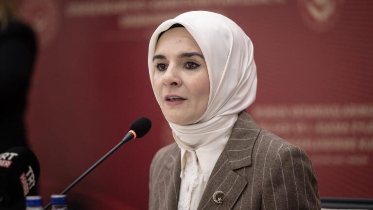 Bakan Göktaş’tan fon iddialarıyla ilgili isimlere suç duyurusu