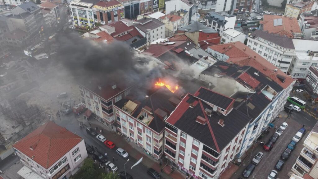 İstanbul’da 5 katlı binada yangın